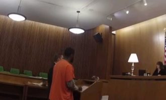 Πλάκωσε στον ξύλο τον δικηγόρο μέσα στο δικαστήριο γιατί «έφαγε» 47 χρόνια φυλακή (βίντεο)
