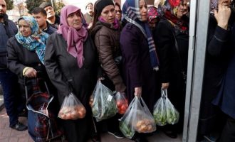 Ουρές στα κρατικά οπωροπωλεία της Τουρκίας για τα φθηνά λαχανικά του Ερντογάν (φωτο)