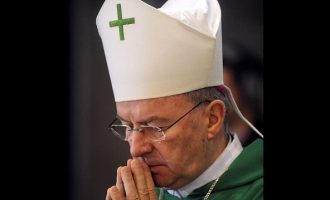 Εκπρόσωπος του Πάπα κατηγορείται ότι «χάιδευε επίμονα τους γλουτούς νεαρού» μέσα σε δημαρχείο