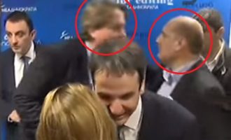 Μητσοτάκης, Γεωργιάδης, Μαντούβαλος – Φιλιούνται, αγκαλιάζονται, σε ένα πλάνο (βίντεο)