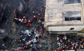 Εκατόμβη νεκρών σε φλεγόμενη πολυκατοικία στο Μπαγκλαντές