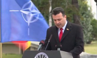 Ο Ζόραν Ζάεφ ύψωσε τη σημαία του ΝΑΤΟ και αποκάλεσε τη χώρα του «Βόρεια Μακεδονία»