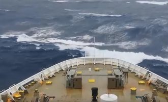 Κύματα και άνεμοι 10 μποφόρ «σφυροκοπούν» ελληνικό πλοίο στην Αδριατική (βίντεο)