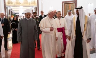 Ο πάπας Φραγκίσκος προσγειώθηκε στα Ηνωμένα Αραβικά Εμιράτα