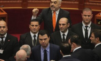 Χάος στην Αλβανία – 62 βουλευτές παραιτήθηκαν για να «πέσει» ο Ράμα