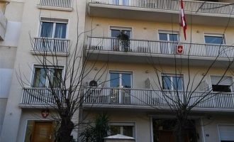 Παρέμβαση «Ρουβίκωνα» με φέιγ βολάν στην πρεσβεία της Ελβετίας