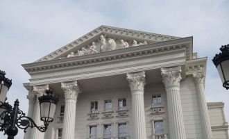 Κατέβηκε το «Μακεδονία» από το κεντρικό κτίριο της κυβέρνησης στα Σκόπια