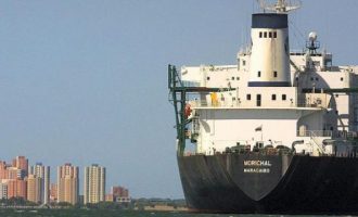 Δεξαμενόπλοια που πλέουν στα χωρικά ύδατα της Βενεζουέλας απειλούνται με κατάσχεση των φορτίων τους