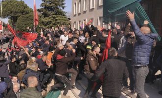Δεκαπέντε διαδηλωτές συνελήφθησαν για το «ντου» στα γραφεία του Ράμα στα Τίρανα