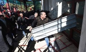 Στην Αλβανία σοβαρά επεισόδια – Διαδηλωτές επιτέθηκαν στο γραφείο του Ράμα