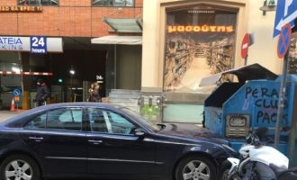 Αυτοκίνητο παρέσυρε πεζούς και τους τραυμάτισε στο κέντρο της Θεσσαλονίκης