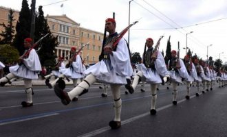 Με το «Μακεδονία Ξακουστή» παρήλασαν οι Εύζωνες στο Σύνταγμα (βίντεο)