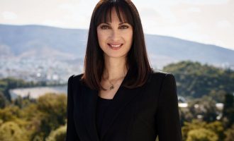 Βράβευση της υπ. Τουρισμού Έλενας Κουντουρά για την επιτυχία της στρατηγικής της Ελλάδας στον τουρισμό