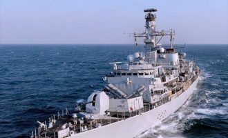 H φρεγάτα του Βρετανικού Βασιλικού Ναυτικού HMS Argyll κατέπλευσε στον Πειραιά (βίντεο)