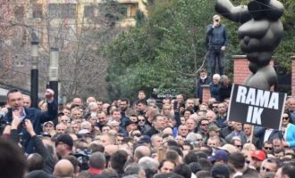 Στην Αλβανία η κρίση μπορεί να φέρει «χάος και αναρχία», λέει το Βατικανό