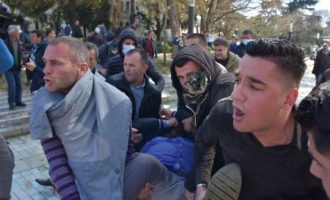 Στην Αλβανία εξέγερση: Στήνουν οδοφράγματα γύρω από τη Βουλή