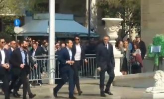 Δεκτός με χειροκροτήματα ο Αλέξης Τσίπρας στην κηδεία του Θανάση Γιαννακόπουλου (βίντεο)