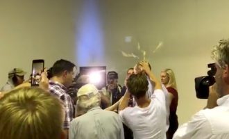 Αυστραλία: Γερουσιαστής χαστούκισε νεαρό που του έσπασε αυγό στο κεφάλι (βίντεο)