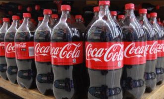 Η Coca Cola παραδέχθηκε πόσα εκατομμύρια τόνους πλαστικών σκουπιδιών παράγει