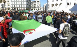 Πολιτική κρίση στην Αλγερία – Χιλιάδες διαδηλωτές ζητούν παραίτηση του προέδρου