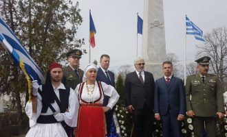 Κοινός εορτασμός Ελλήνων και Ρουμάνων στο Δραγατσάνι – Εκεί που έπεσε μαχόμενος ο Ιερός Λόχος