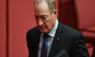 Αυστραλός Γερουσιαστής: Μετανάστευση και φανατικοί μουσουλμάνοι φταίνε για το μακελειό στη Νέα Ζηλανδία