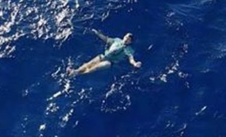 30χρονος Γερμανός επιβίωσε στον ωκεανό χάρη στο τζιν παντελόνι του (βίντεο)