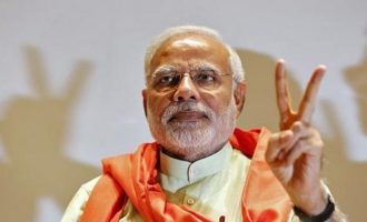 Ο Ινδός πρωθυπουργός εγκαινίασε εργοστάσιο που θα κατασκευάσει 750.000 Καλάσνικοφ