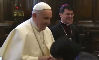 Γιατί ο Πάπας Φραγκίσκος δεν ήθελε να του φιλήσουν το χέρι οι πιστοί