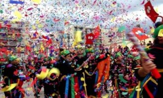 Τρελό καρναβάλι: 40.000 καρναβαλιστές ξεχύθηκαν στους δρόμους της Πάτρας