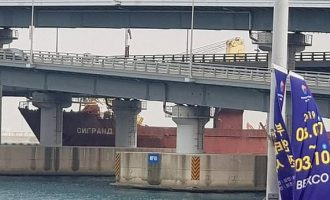 Kαπετάνιος τύφλα στο μεθύσι έριξε πλοίο πάνω σε γέφυρα (βίντεο)