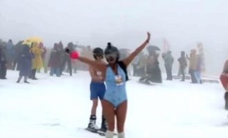 Εκατοντάδες Ρώσοι βγήκαν στο χιόνι με μαγιό για να μπουν στο Γκίνες (βίντεο)