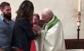 Απίστευτο: Ιερέας χαστουκίζει μωρό επειδή κλαίει στη βάπτιση (βίντεο)