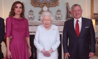 Tι συμβαίνει με τη βασίλισσα Ελισάβετ; Η εμφάνισή της που προκαλεί μυστήριο (βίντεο)