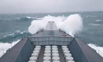 Τεράστια κύματα σφυροκοπούν πλοίο του βρετανικού ναυτικού (βίντεο)