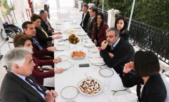 Γεύμα με τους νέους υποψήφιους ευρωβουλευτές στο Μαξίμου για τον Αλέξη Τσίπρα