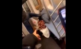 78χρονη τρώει κλωτσιές μέσα στο Μετρό της Νέας Υόρκης (βίντεο)