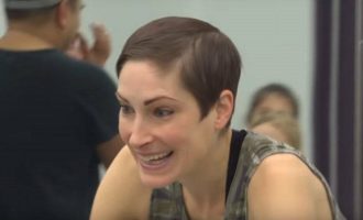 Η 39χρονη χορεύτρια με καρκίνο στον εγκέφαλο που «εξαφάνισε» την αρρώστια της (βίντεο)