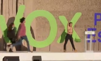 Γυμνόστηθες ακτιβίστριες διέκοψαν προεκλογική συγκέντρωση του ακροδεξιού ισπανικού Vox (βίντεο)