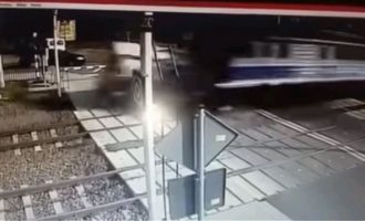 Ασθενοφόρο «εγκλωβίστηκε» στις γραμμές και το εκσφενδόνισε τρένο (βίντεο)