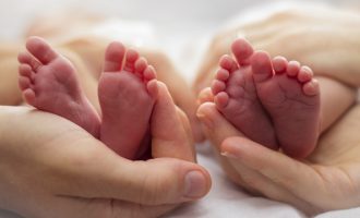 40χρονη Ιταλίδα γέννησε δίδυμα με… δύο μήνες διαφορά