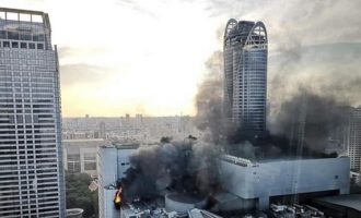 Φωτιά σε ουρανοξύστη 57 ορόφων – Άνθρωποι πηδούν για να γλιτώσουν (βίντεο)
