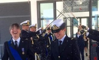 Σε ποια χώρα έγινε ο πρώτος γάμος γυναικών αξιωματικών στο Πολεμικό Ναυτικό