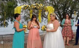 Δύο γυναίκες παντρεύτηκαν μεταξύ τους σε παραλία στην Κρήτη