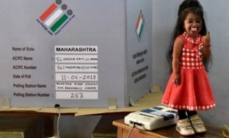 Η πιο μικροσκοπική γυναίκα του κόσμου ψήφισε στις βουλευτικές εκλογές στην Ινδία