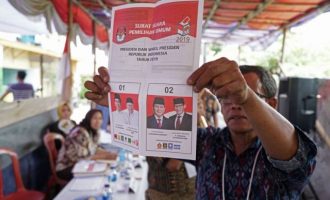 270 εκλογικοί υπάλληλοι πέθαναν στην Ινδονησία από υπερκόπωση καταμετρώντας ψήφους