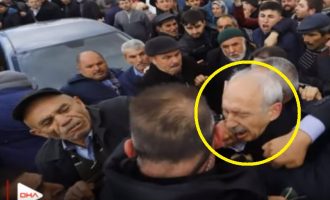Γρονθοκόπησαν τον αρχηγό της τουρκικής αντιπολίτευσης σε κηδεία Τούρκου στρατιώτη (βίντεο)
