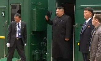 Οι συνοδοί του Κιμ Γιονγκ Ουν γυάλισαν τις χειρολαβές για να κατέβει από το τρένο (βίντεο)