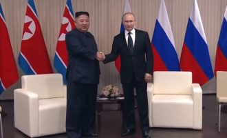Με θερμή χειραψία και χαμόγελα ξεκίνησε η συνάντηση του Κιμ με τον Πούτιν