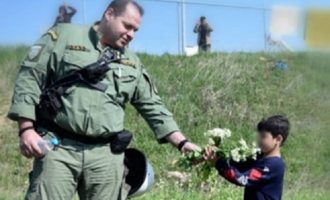 Η συγκινητική ΦΩΤΟ με το προσφυγόπουλο που δίνει λουλούδια σε αστυνομικό των ΜΑΤ
